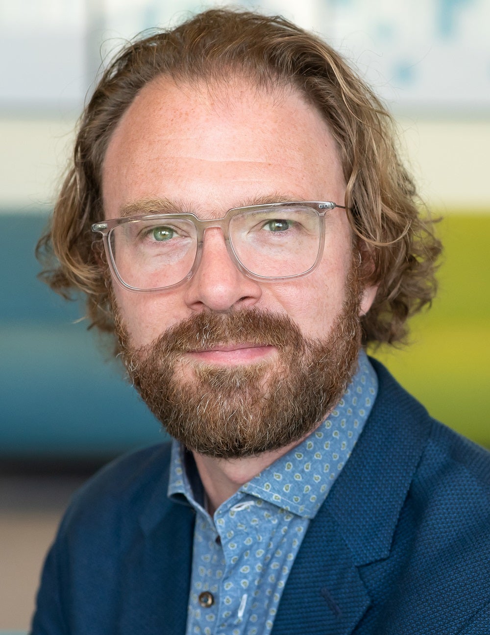 Dit is een foto van Jochem Lybaart. Hij is communicatieadviseur van de Universiteitsbibliotheek.