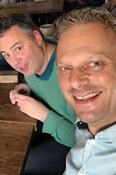 Een groep mannen aan tafel