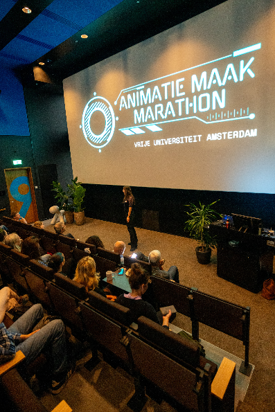 Aanwezigen op de VU AnimatieMaakMarathon worden verwelkomd in een collegezaal. 