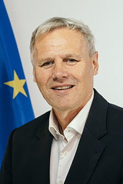 Een man in een pak