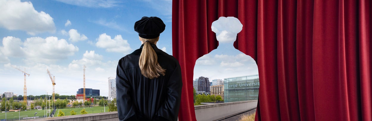 Hoogleraar in toga kijkt uit over de campus
