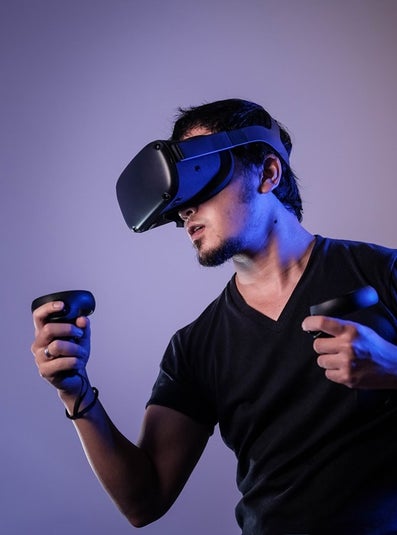 Man met VR-bril