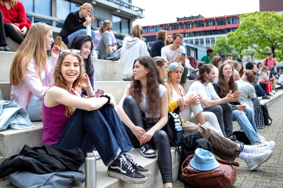 studenten op het campusplein