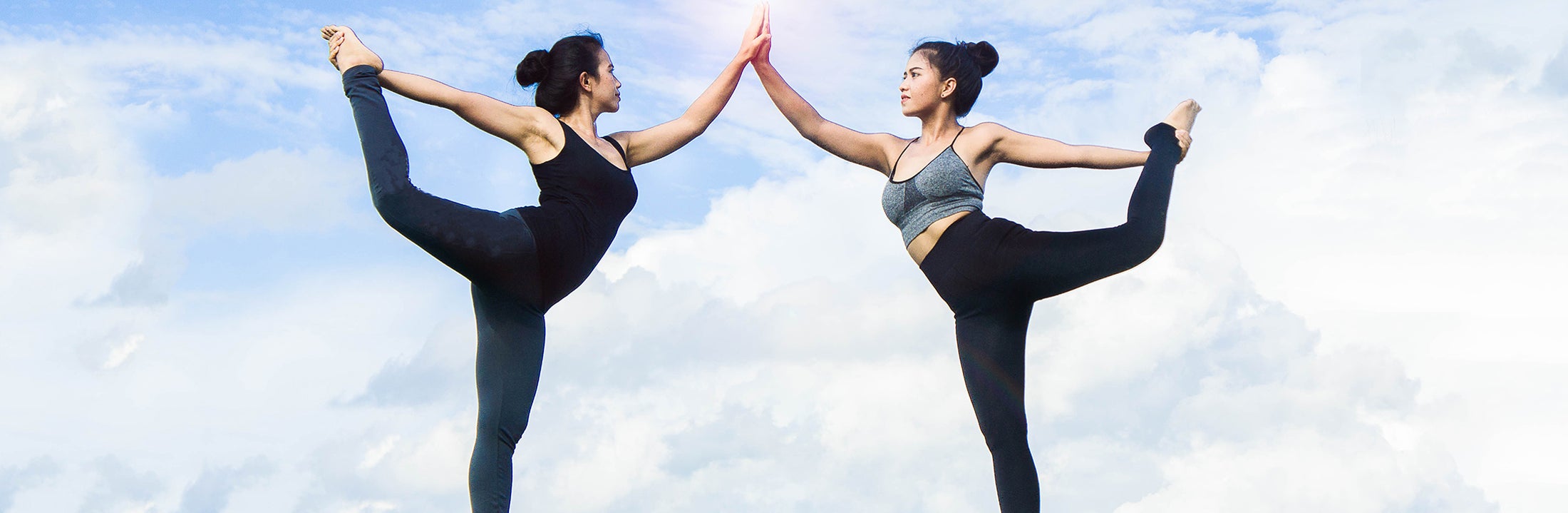 Twee vrouwen doen een yoga pose