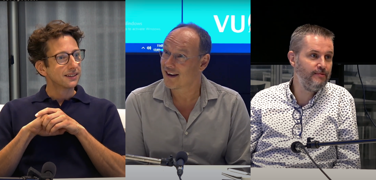 Tim Lampe, Lothar Kuijper and Duco Bannink sitting behind microphones, engaged in a discussion during a podcast recording session.