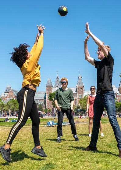 twee mensen spelen met een bal