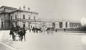An image of Broadstone Depot circa 1900 with horse and carriages parked in front