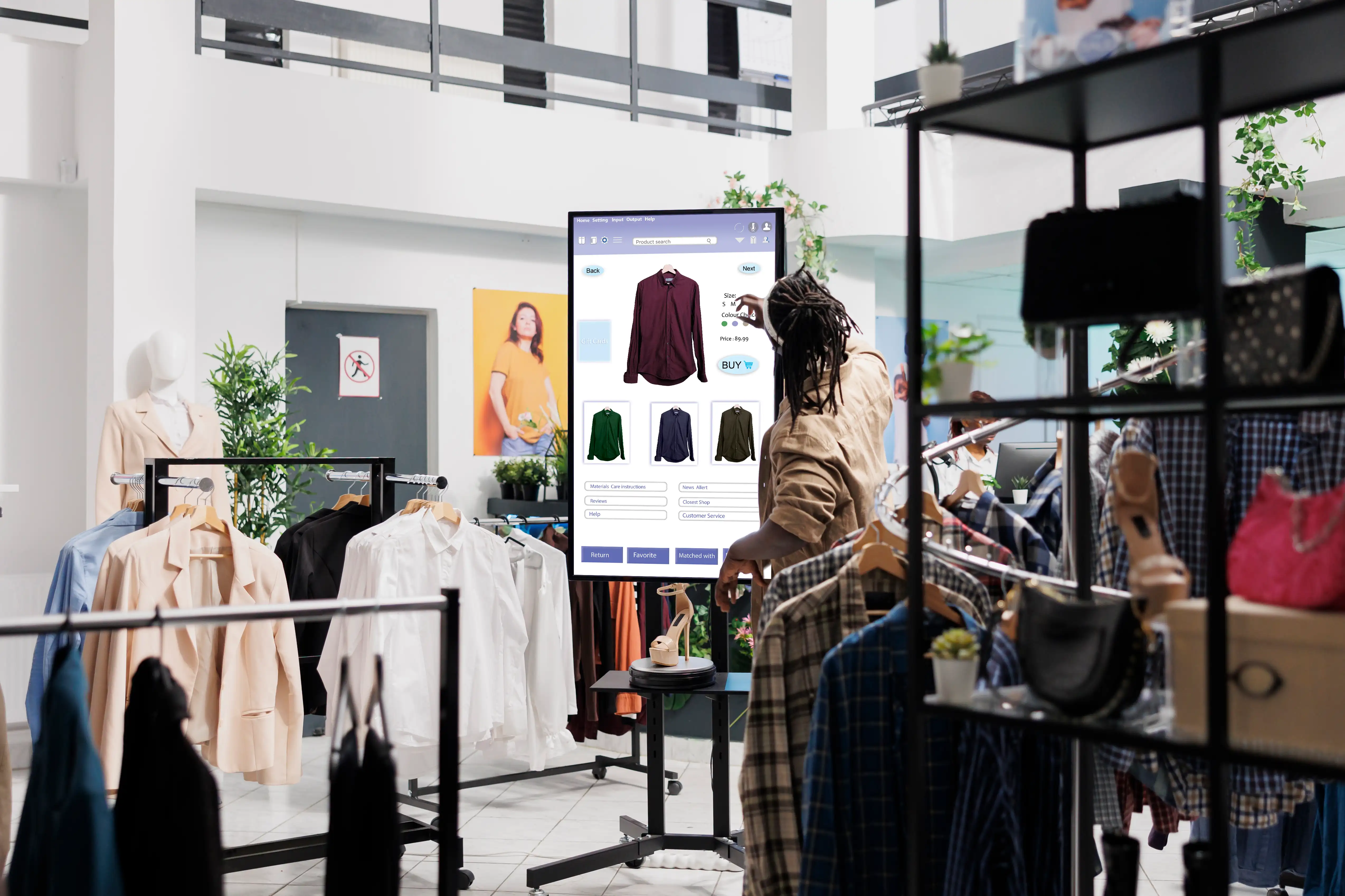 Panel digital con anuncios personalizados en un punto de venta físico de ropa, conectando lo online con lo presencial. Ejemplo de la transformación digital en acción.