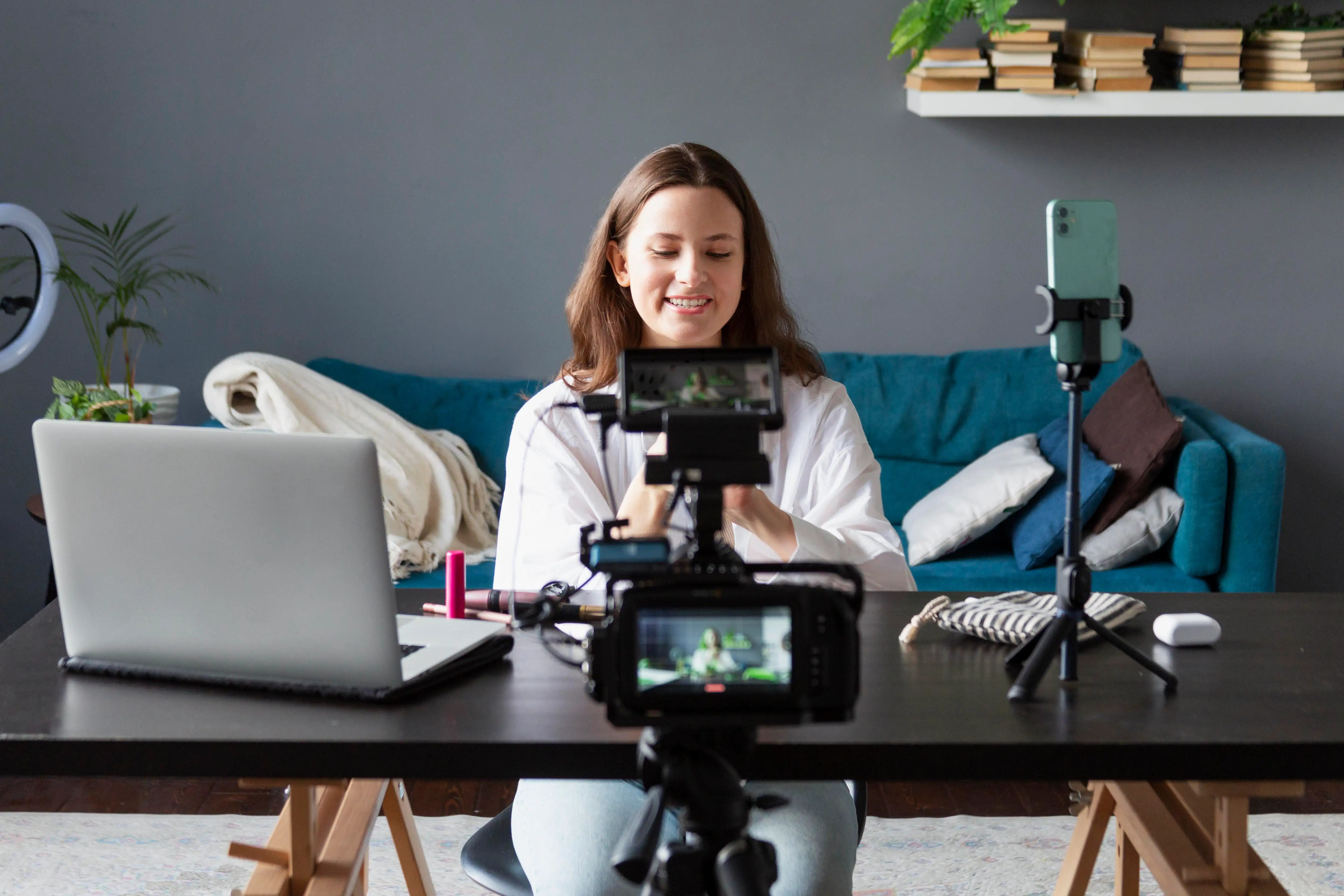 Creadores de contenido invierten en equipo profesional, pues saben el poder de un buen video. En la imagen, una mujer influencer graba un blog.