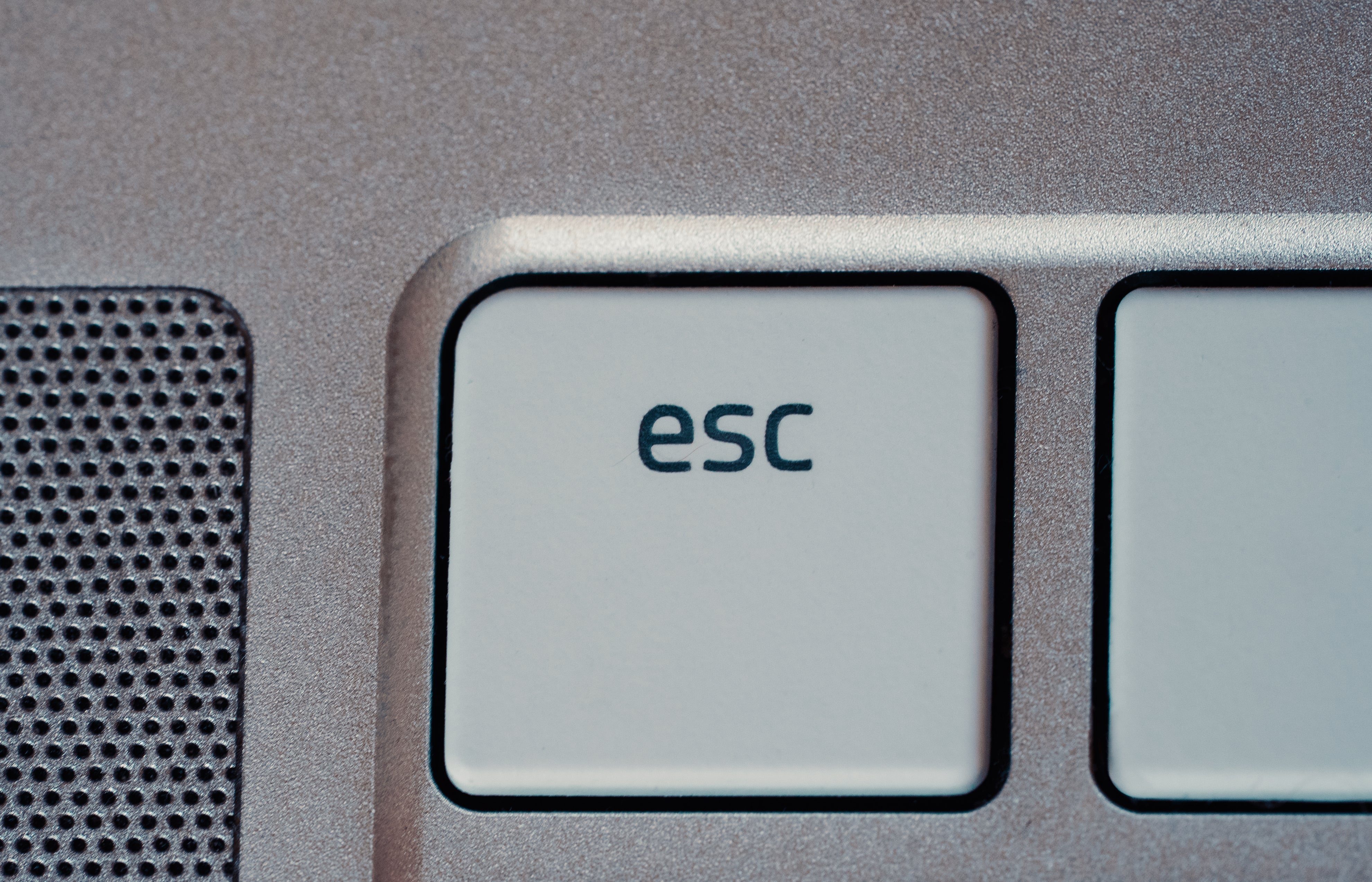 Plano detalle de la tecla 'esc'.