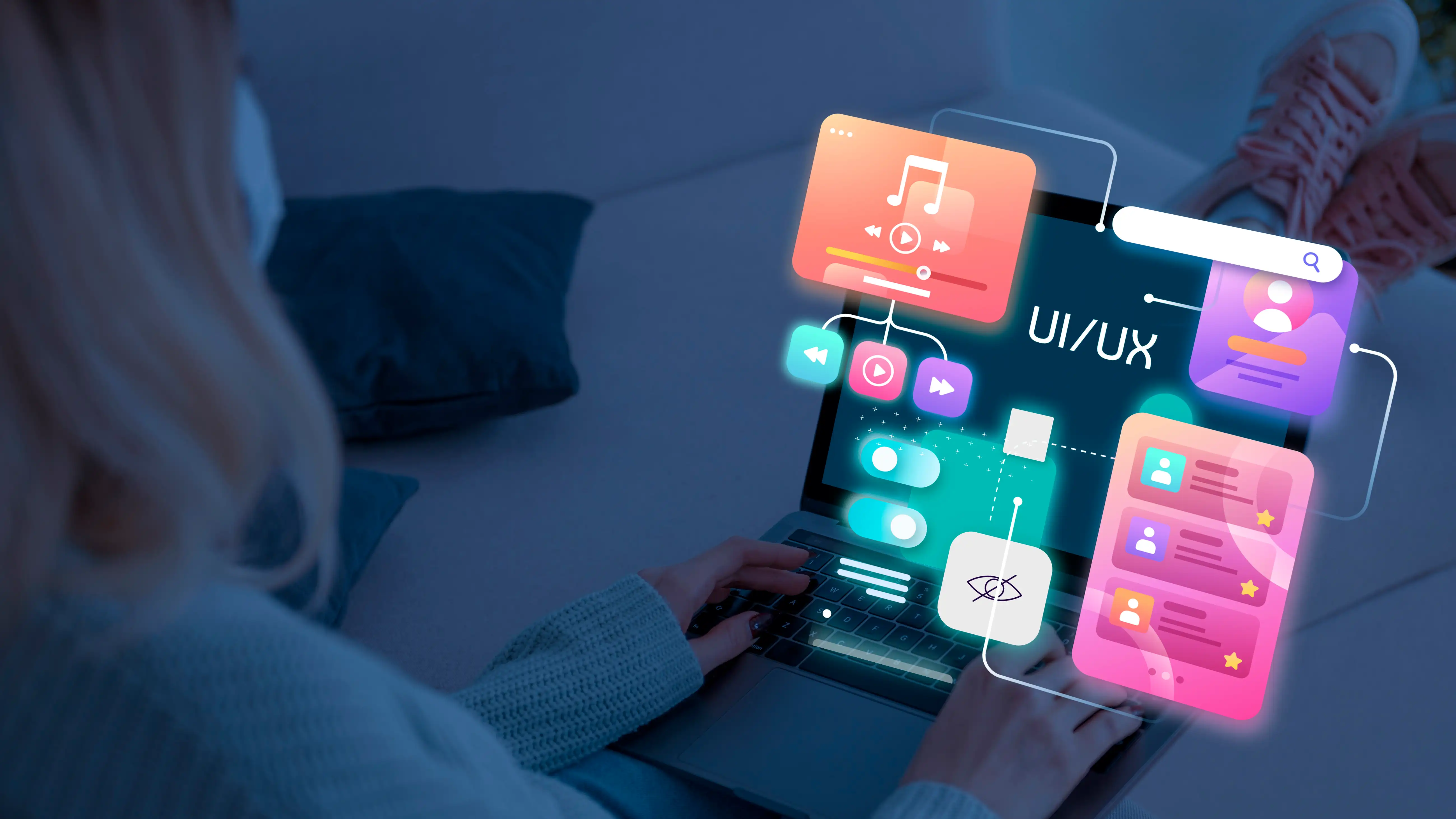 Mientras usuaria navega en un sitio web, se muestran hologramas invisibles sobre la laptop con íconos de estrellas en comentarios, botones iluminados para cambiar música, etc. Representación de diseño emocional.