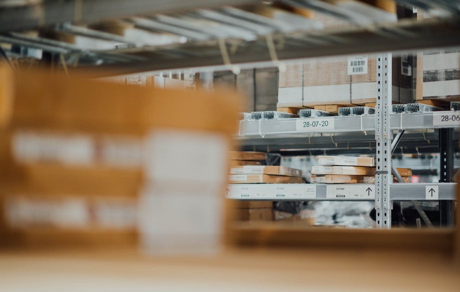 Sorting parcels in a warehouse