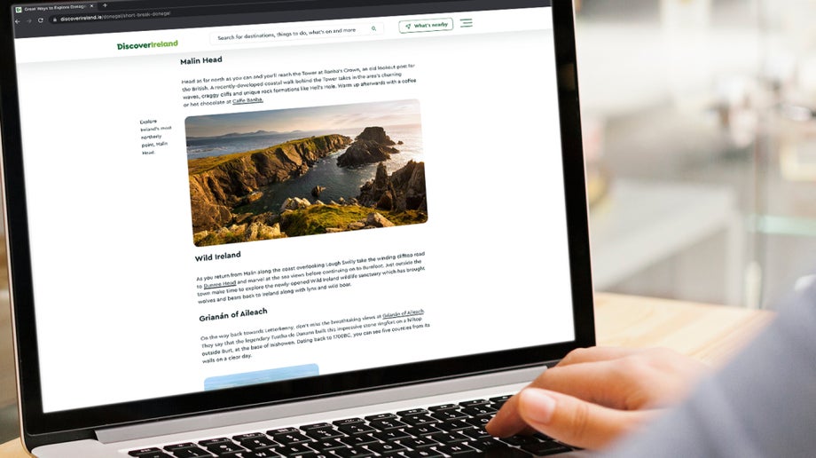 An individual is reading a well structured article on the Discover Ireland website