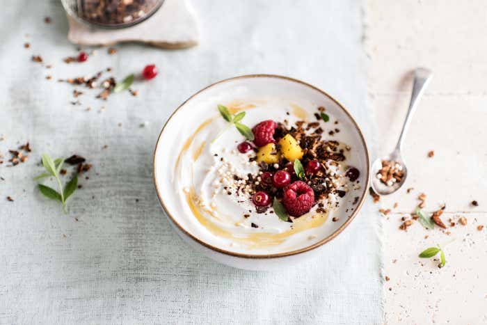 DELICIEUX BOL DE YAOURT AVEC GRANOLA, BAIES ET MANGUE