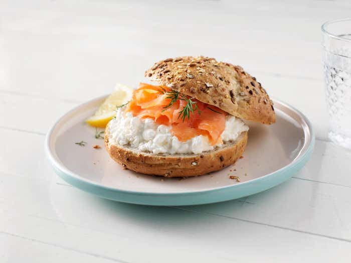 VOLKORENBROOD MET DANONE SPREAD NATUUR & GEROOKTE ZALM