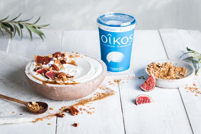 HEERLIJKE YOGHURT BOWL MET GRANOLA, VIJGEN & NOTEN