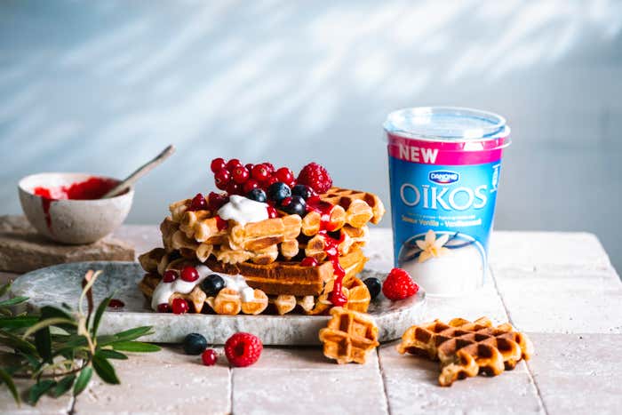 WAFELS MET OIKOS VANILLE & RODE VRUCHTEN