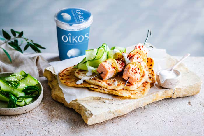 PLAT BROOD MET OIKOS YOGHURT & ZALMSPIESJES MET KOMKOMMER