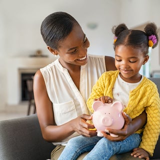 Mom teaches daughter about saving money