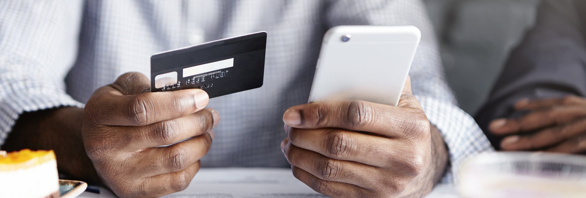 Man makes mobile payment using credit card