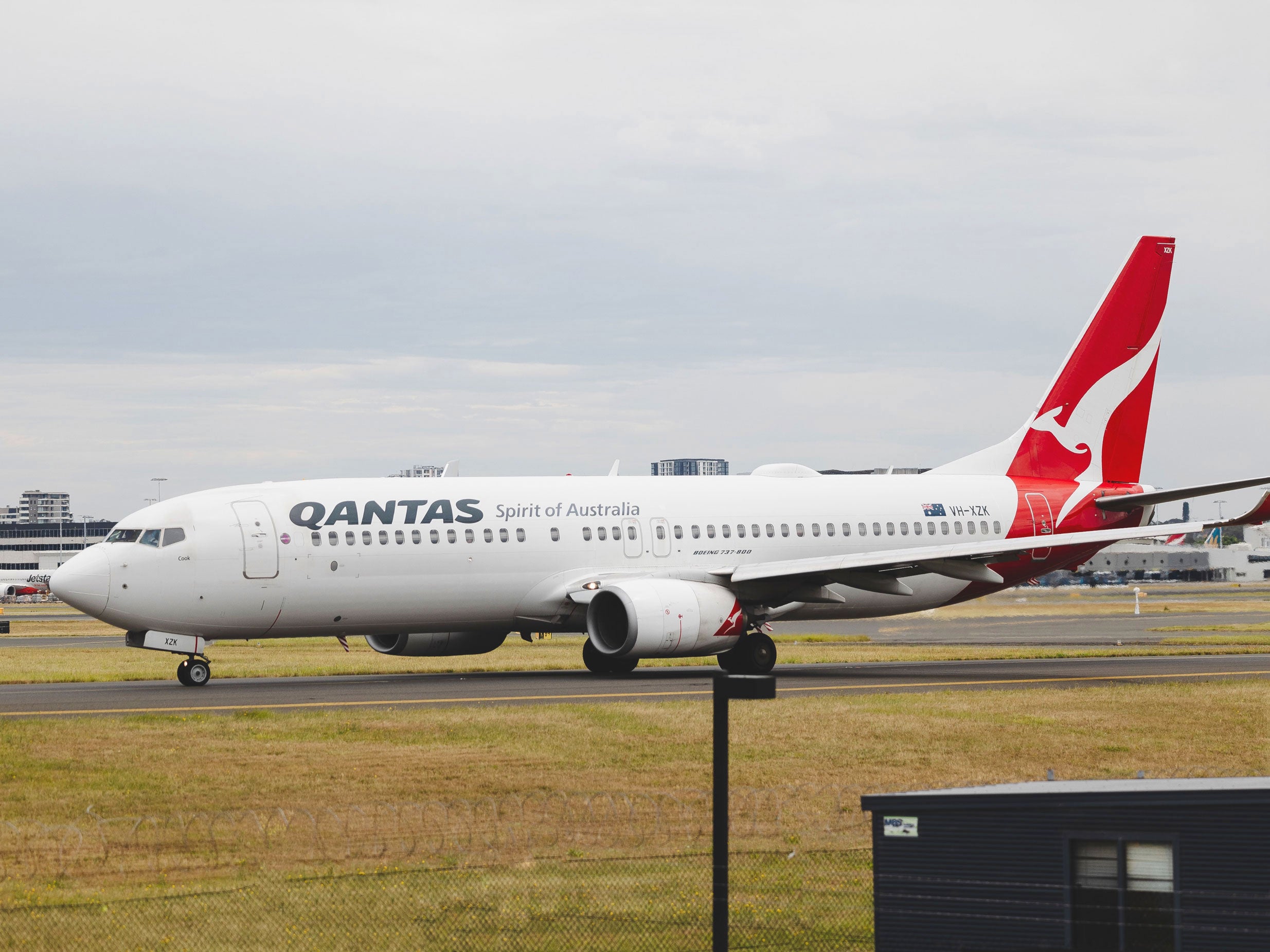 ACCC brings Qantas back down to ground for allegedly advertising cancelled flights