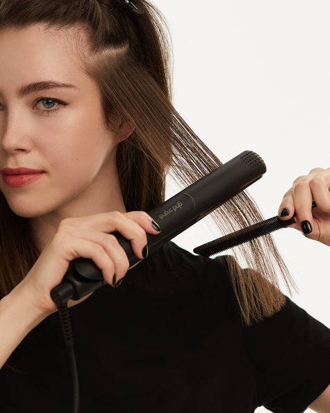 011733-ghd-originalhairstraightener girl with straightener and comb